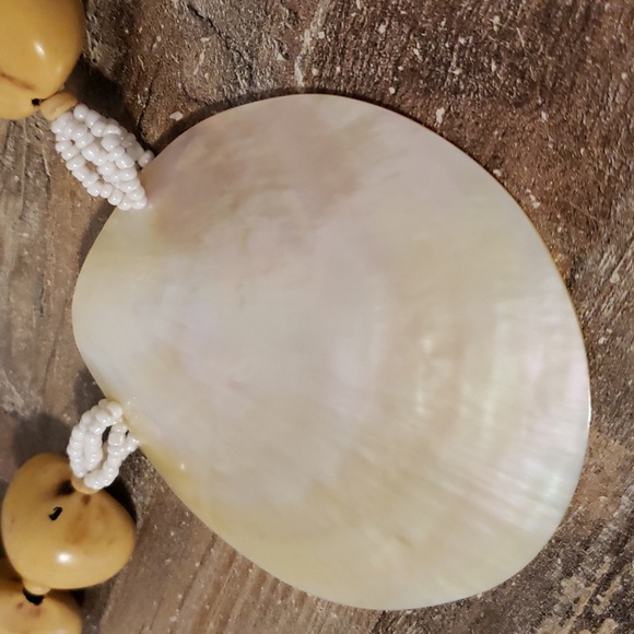Beautiful Pre-loved Vintage Shell & Beads Necklace - Picture 2 of 8